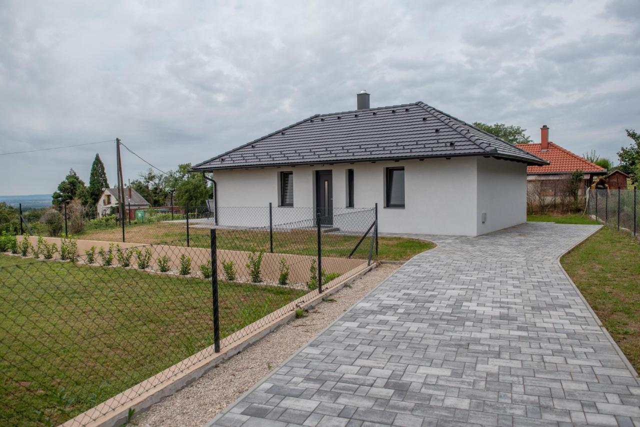 Bridgiet Home Apartman Cserszegtomaj Bagian luar foto